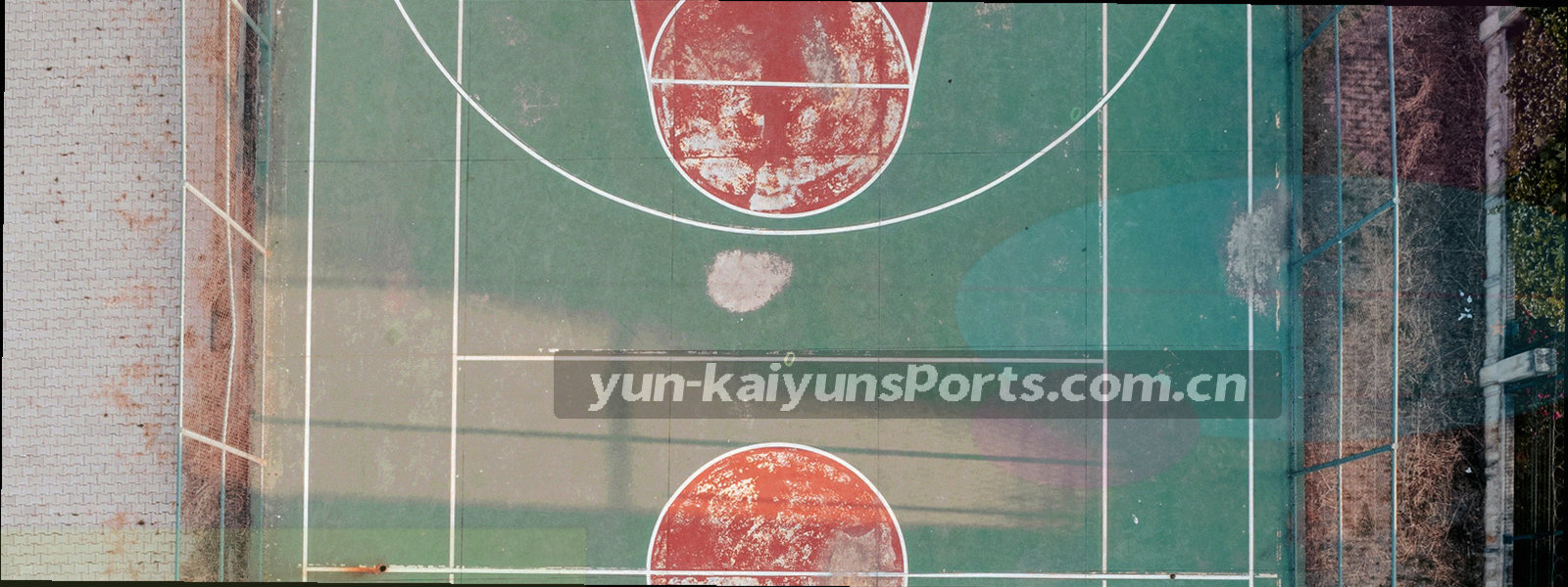 深海蓝背景上流动的荧光青数据线条与几何锁形轮廓，表现信息处理与保护